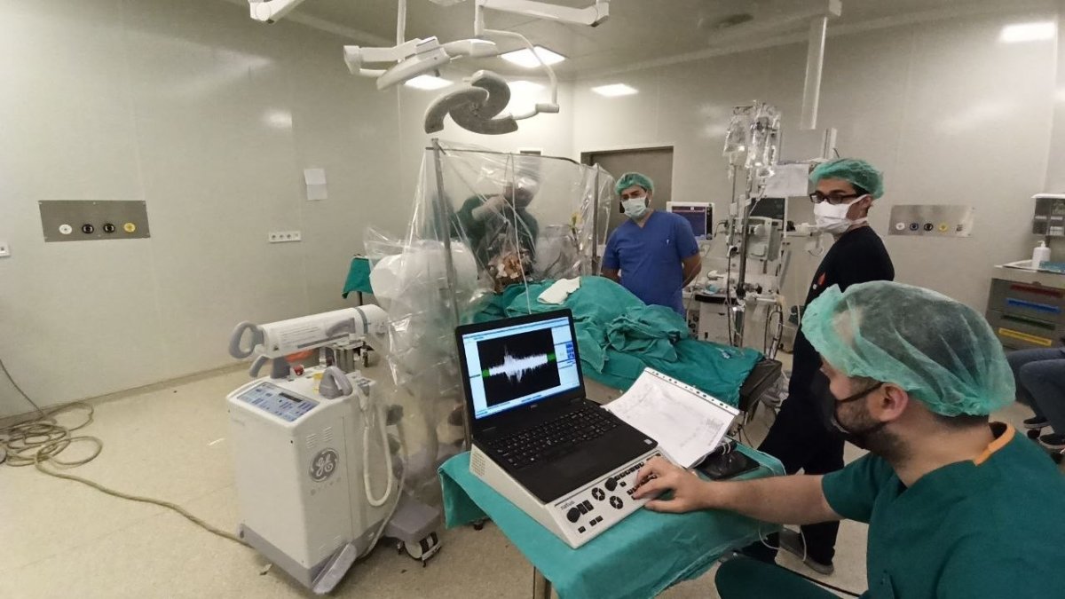 11 yaşındaki çocuğa, uyanıkken beyin pili takıldı