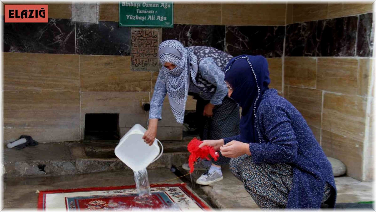 110 yıllık çeşmede bayram öncesi halılar yıkanmaya başlandı