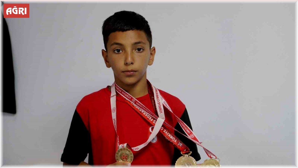 12 yaşında, 3. Türkiye şampiyonluğu: Ağrılı güreşçi Berat Çelik'ten büyük başarı