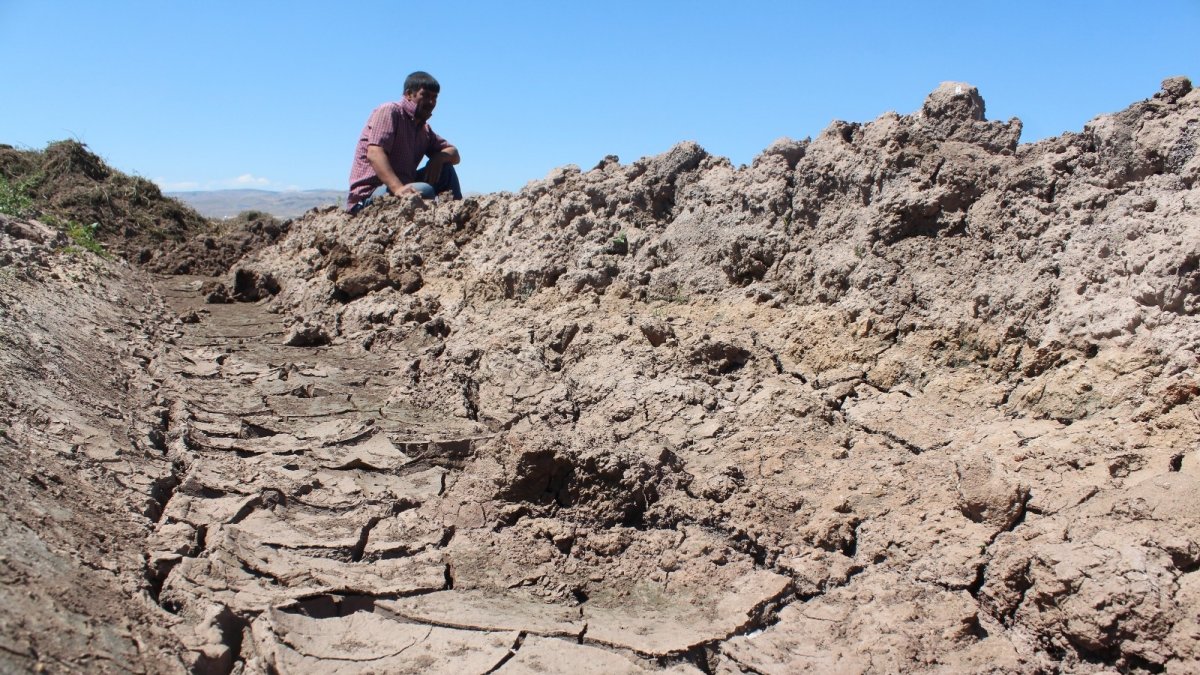 12 yıl önceki kuraklık tekrar baş gösterdi, kuruyan baraj havzasında tarıma başlandı