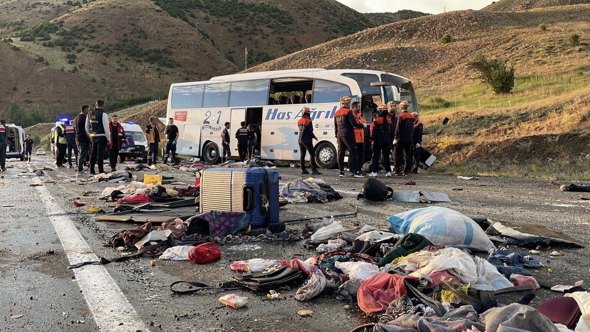 Ağrı-İzmir Seferindeki Otobüs Sivas’ta Kaza Yaptı: 4 Ölü, 33 Yaralı