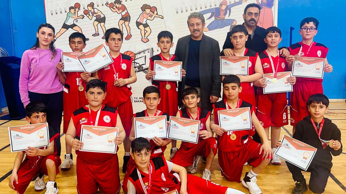 Yavuz Selim Ortaokulu, Ağrı’daki küçük erkekler basketbol grup maçlarında şampiyon oldu
