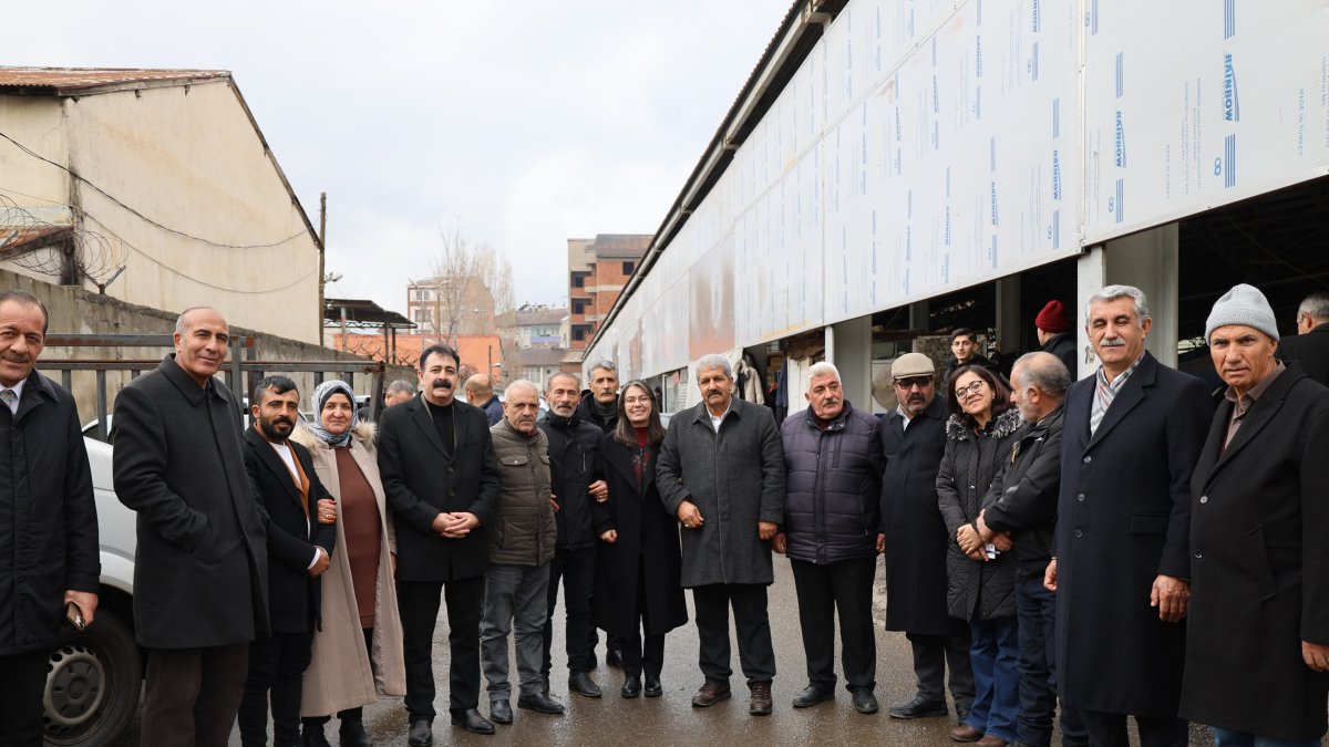 Ağrı Belediyesi Eşbaşkanları Pazar Esnafını Ziyaret Etti