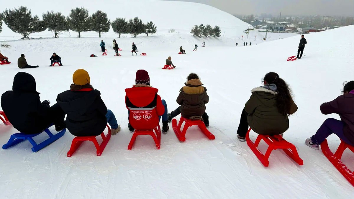 Kar, kızak ve mutluluk: Tutaklı öğrencilerden Küpkıran’da renkli anlar