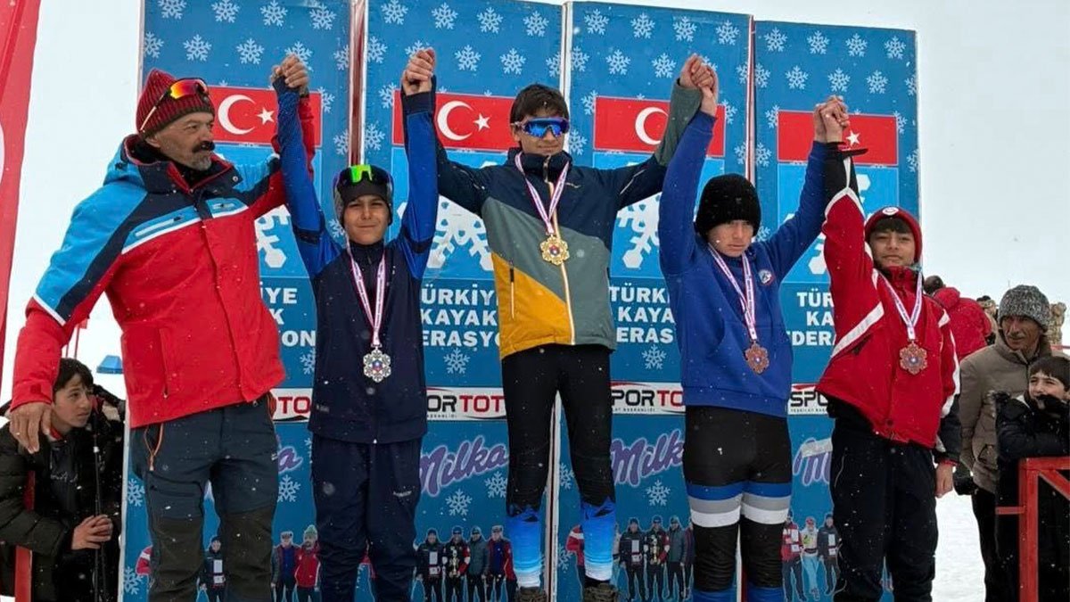 Ağrılı sporculardan Yüksekova’da büyük başarı: Kayaklı koşuda 5 madalya