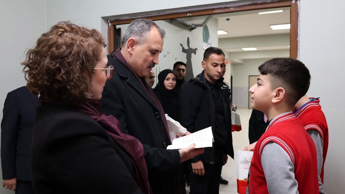 Ağrı’da İkinci Dönemin İlk Dersine Vali Girdi: Öğrencilere Verdiği Mesaj Dikkat Çekti