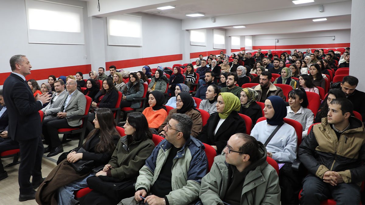 Ağrı’da aday öğretmenlerle seminerde buluşan Kökrek: Kapım öğretmenlere açık