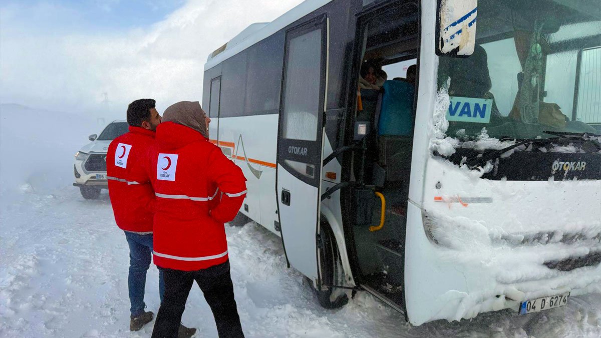 Tendürek Geçidi’nde mahsur kalanlara Kızılay’dan kumanya desteği