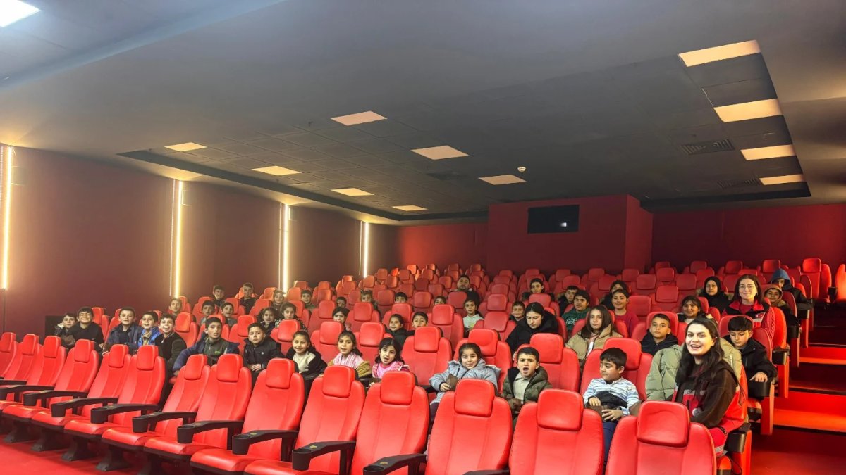 Tutaklı öğrenciler “Efes’in Sırrı” filmini üniversite salonunda izledi