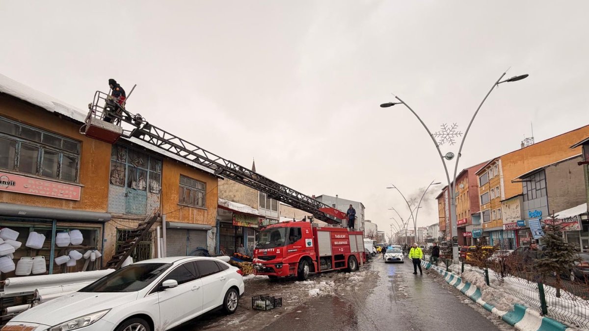 Taşlıçay’da çatı saçaklarında biriken kar kütleleri temizleniyor
