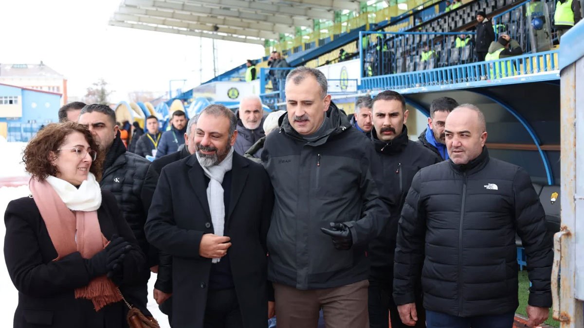 Ağrı 1970 Spor–Erciyes 38 FK maçı öncesi Vali Bozkurt’tan sporculara ziyaret