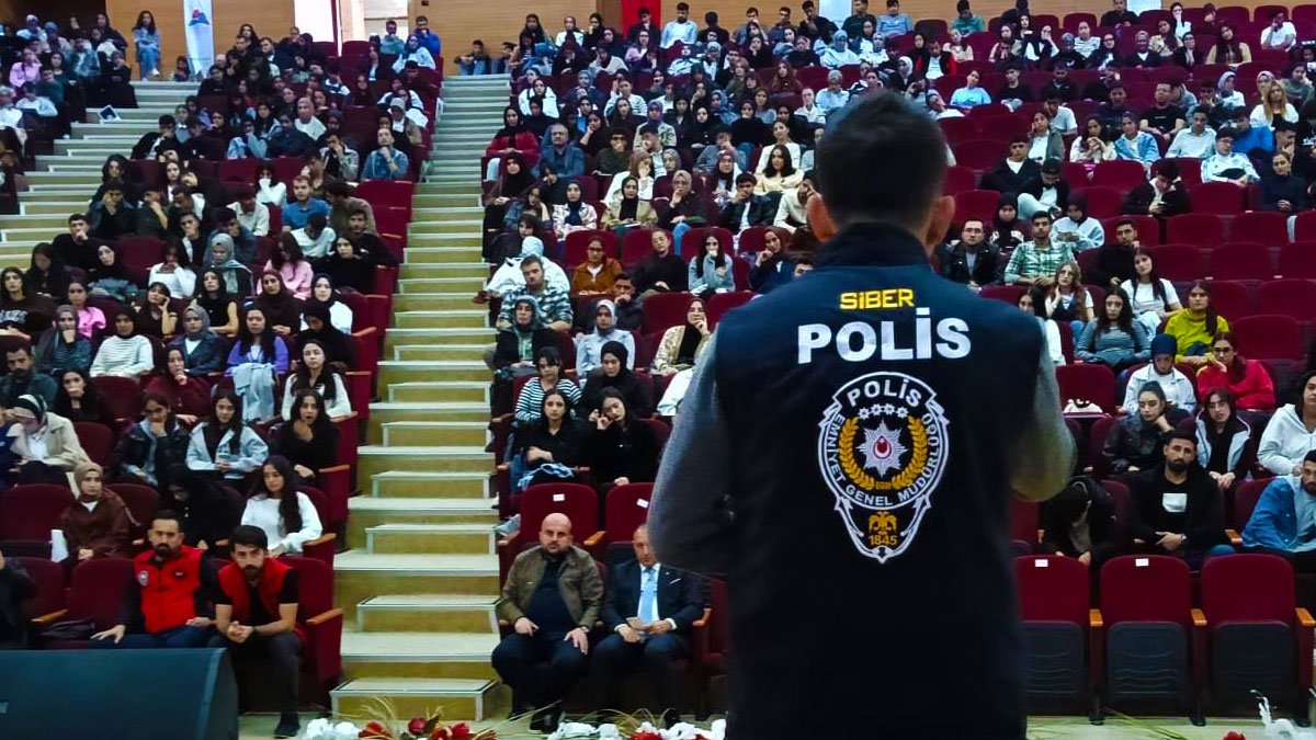 Ağrı’da yüzlerce kişi siber dolandırıcılığa karşı uyarıldı, en sık yapılan hatalar anlatıldı