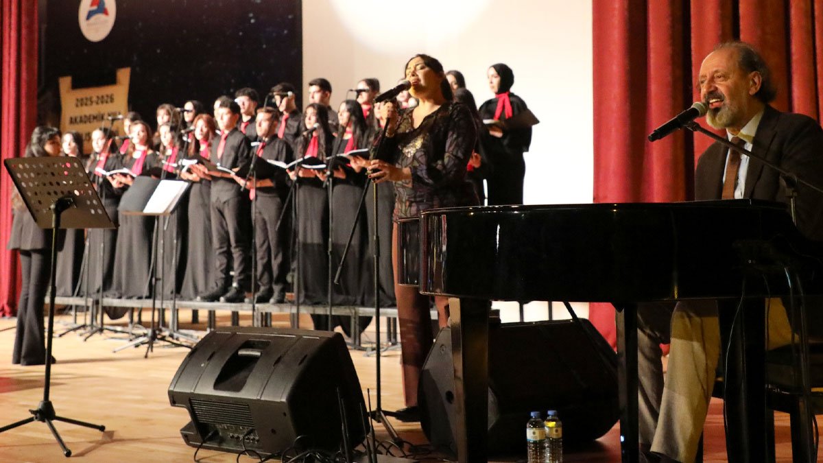 Yücel Arzen Hacıoğulları, Ağrı’da lise öğrencileriyle sahne aldı