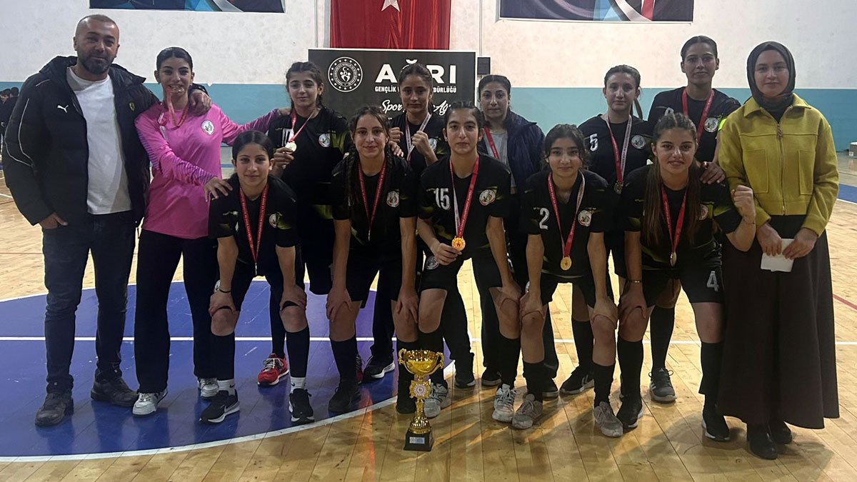 Ağrı’da gençler futsalda şampiyonluk için yarıştı, İl birincileri belli oldu