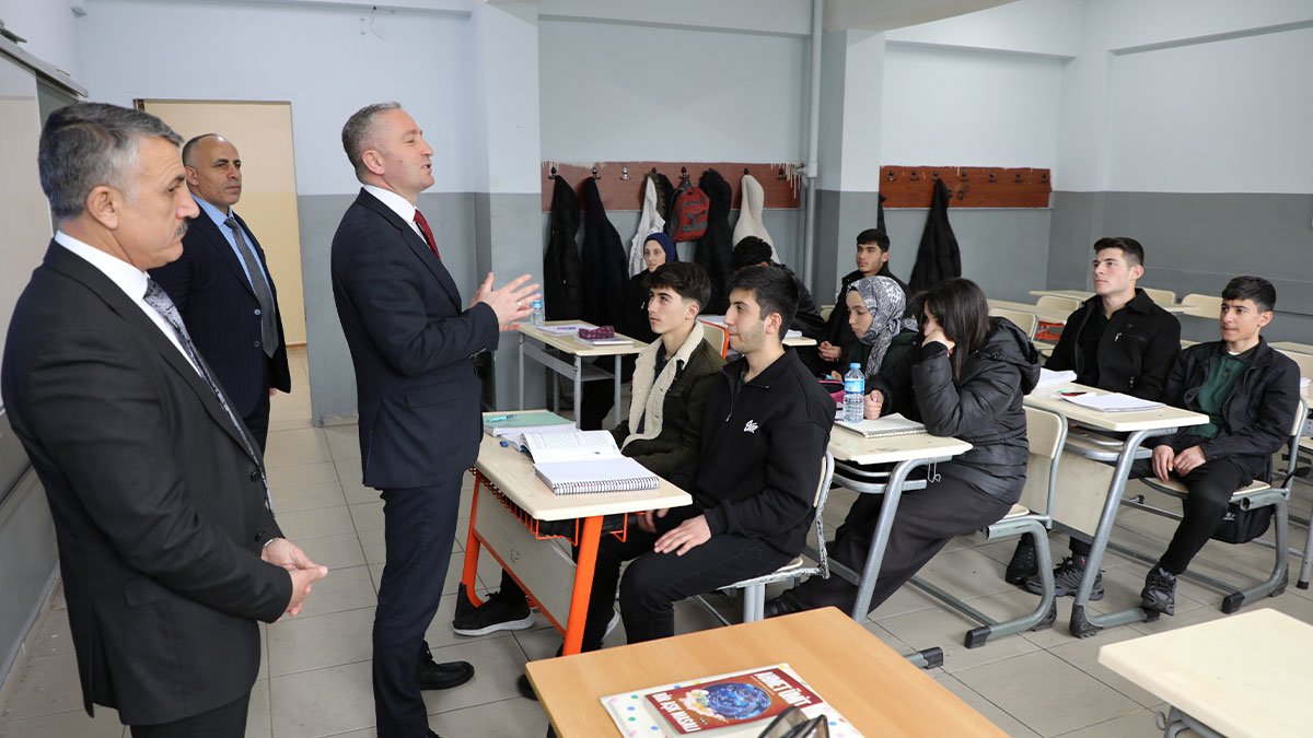 Hasan Kökrek Patnos’ta öğrencilerle buluştu, Başarı için planlı çalışmanın önemini vurguladı