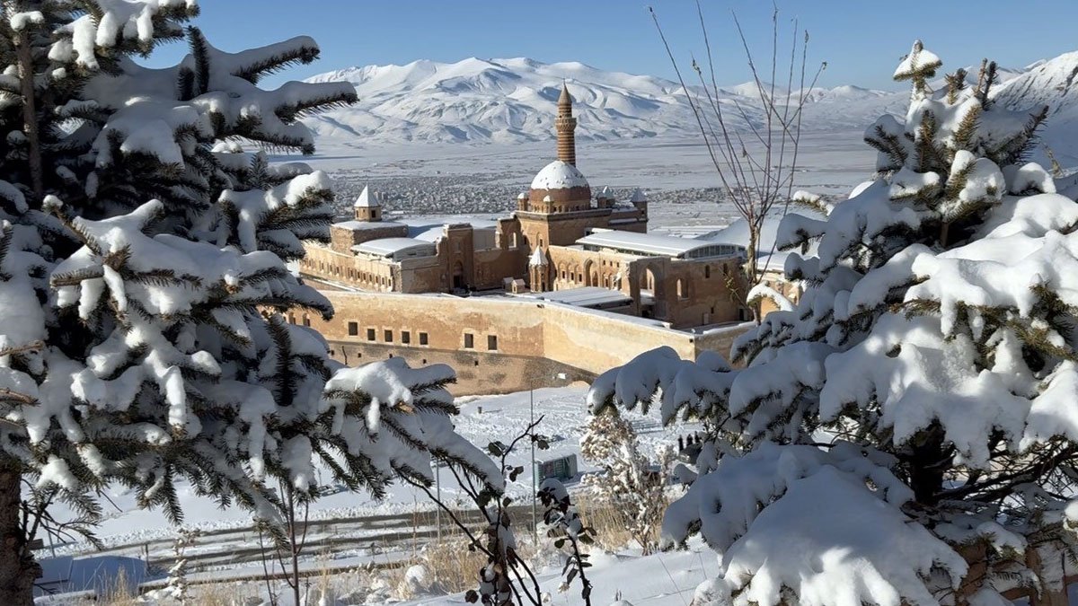 UNESCO listesindeki İshak Paşa Sarayı kar altında: Ağrı’dan kartpostallık görüntüler
