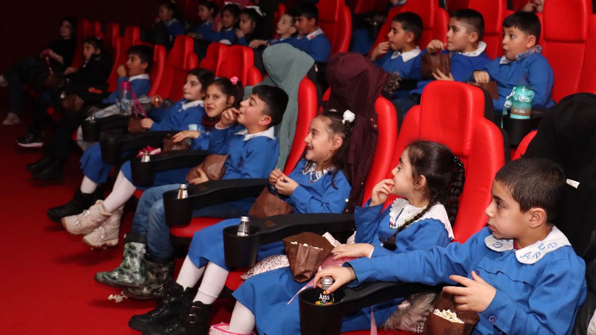 Ağrı Baloluk Köyü Öğrencileri Hayatlarında İlk Kez Sinema Salonuna Gitti, Yaşadıkları Anlar Dikkat Çekti