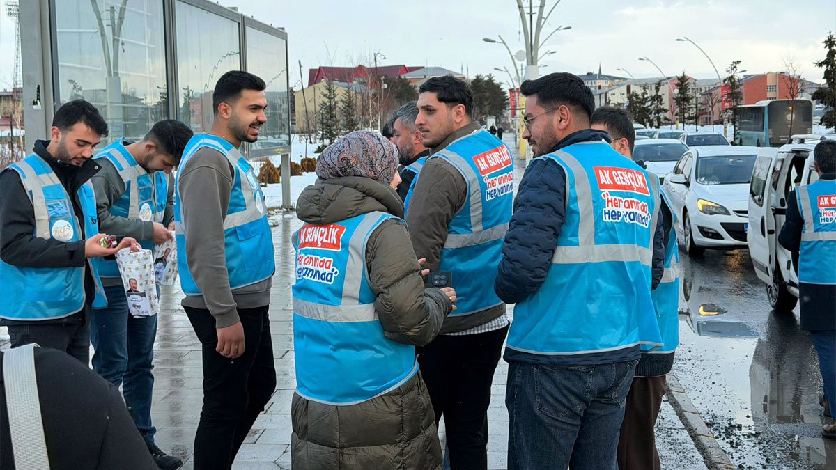 İftara Dakikalar Kala Trafikte Bekleyenlere AK Parti Ağrı Gençlik Kollarından Sıcak İkram