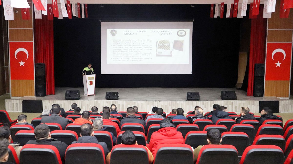 Ağrı’da Okul Servis Sürücülerine Trafik Mevzuatı ve Güvenlik Eğitimi verildi, DUR Lambası ve Hız Kuralları Anlatıldı