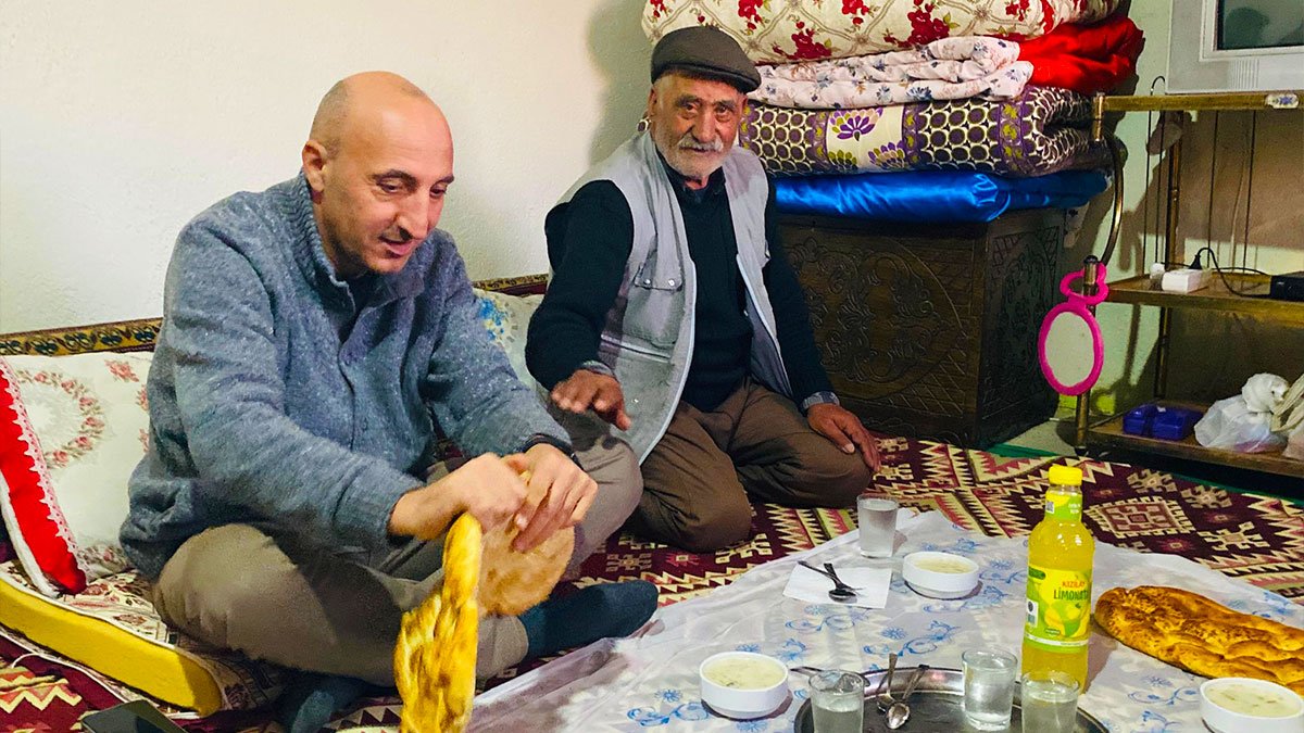 Ramazan’da Yalnız Yaşayan Büyüklerin Kapısı Çalındı: Sofrayı Kızılay Gönüllüleri Kurdu