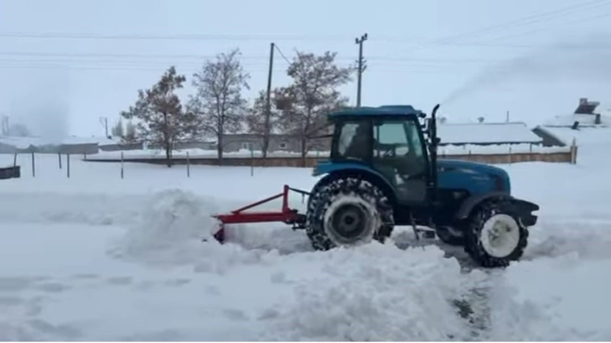 Diyadin’de karla kapanan okul yolu köy halkınca açıldı