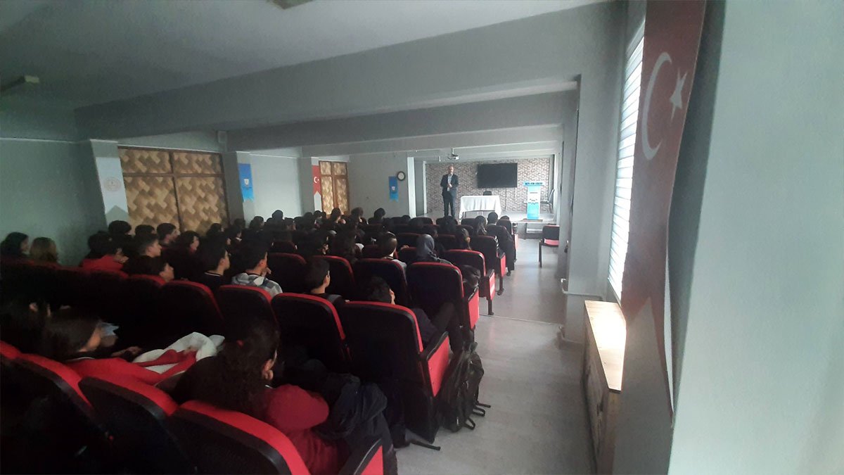 Ağrı’da lise öğrencilerine “Ramazan Ayının Kazandırdıkları” konferansı