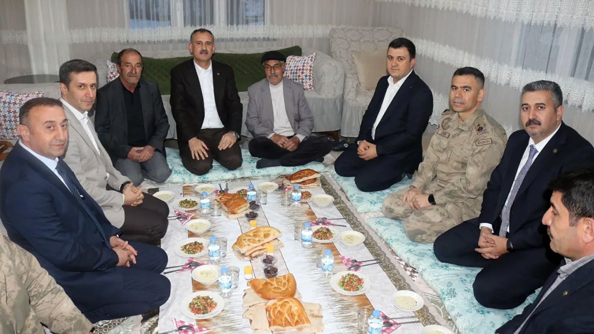 Ağrı Valisi Önder Bozkurt, Ramazan’da Patnos’taki çiftçi ailenin iftar sofrasında iftar yaptı