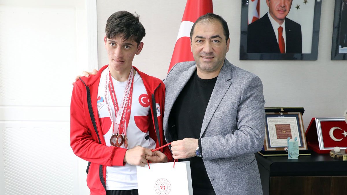 Türkiye Şampiyonası’nda 3 Derece Alan Ağrılı Para Yüzücü Taha Burak Duzlu’ya Tebrik