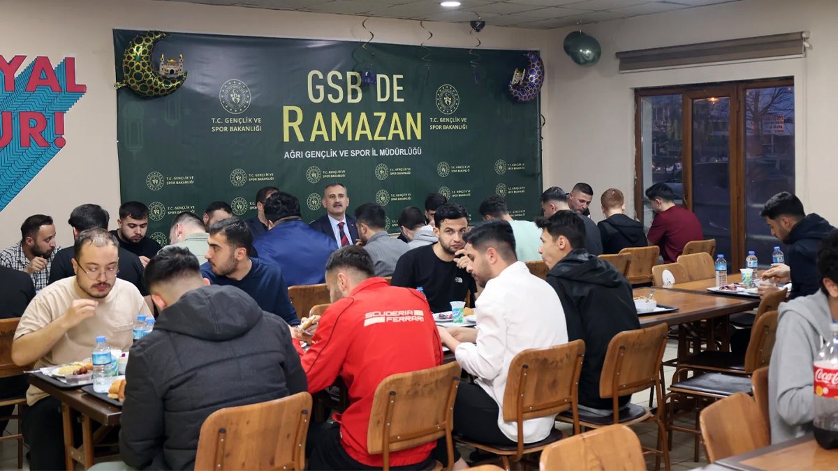 Ağrı Valisi Bozkurt, öğrencilerle iftarda buluştu, İftar sofrasında talepler konuşuldu