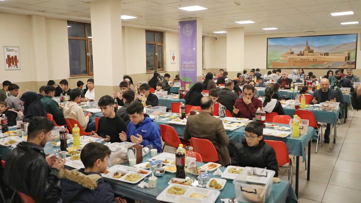 Ağrı’da Ramazan Sofrasında Öğrenciler ve Veliler Aynı Masada Buluştu