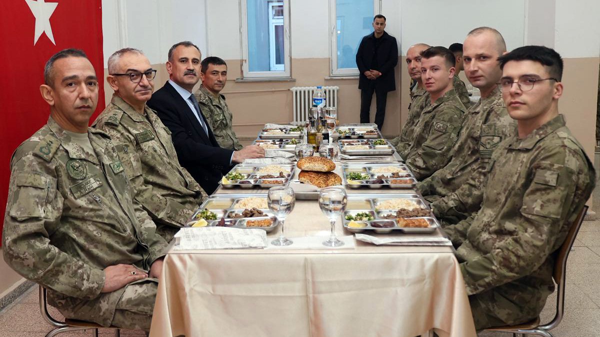 Ağrı Valisi Bozkurt, Ramazan’da Mehmetçiklerle aynı sofrada buluştu