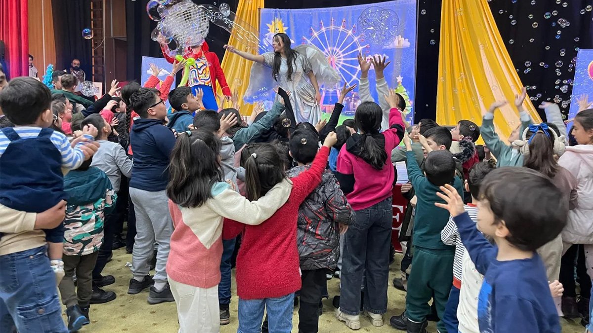 Ağrı’da Ramazan şenliğinde çocuklar tiyatro gösterisiyle buluştu