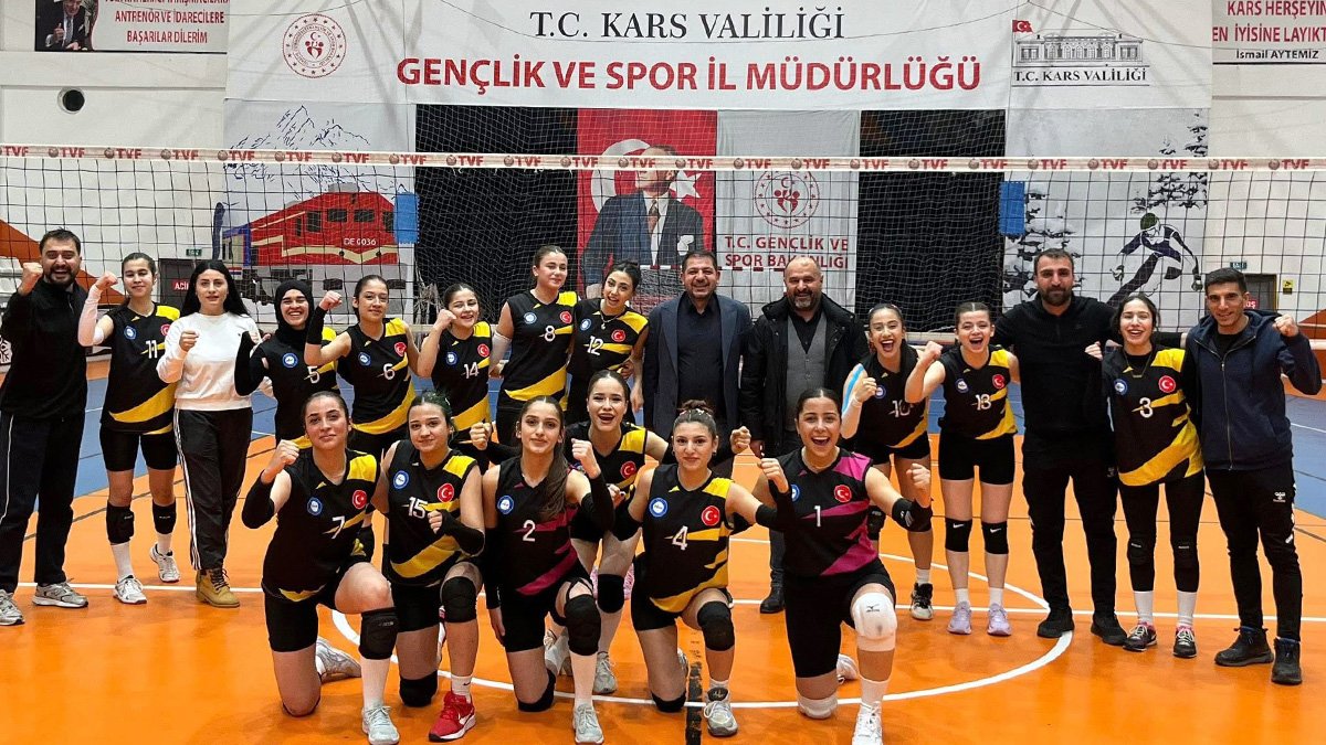 Patnos Belediyespor’un kadın voleybol takımı Kars’ta iki maç kazandı, bölge finallerine yükseldi