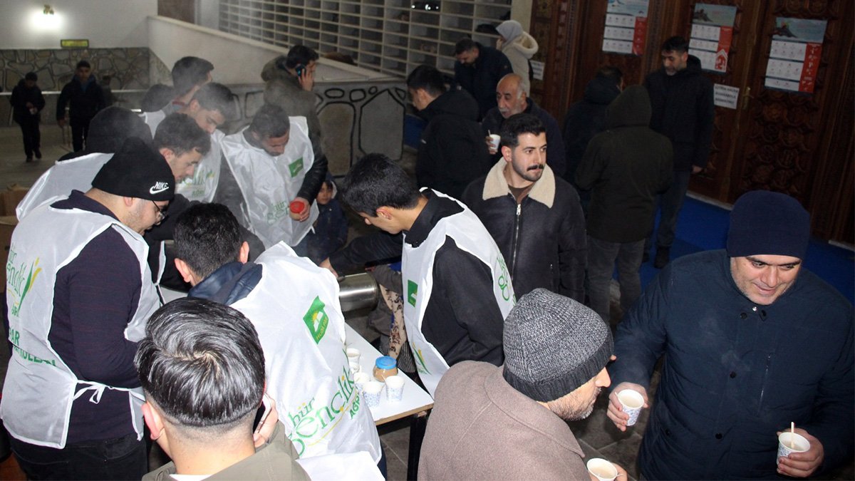 Ağrı’da Teravih Çıkışı Cami Cemaatine Sıcak Salep İkramı