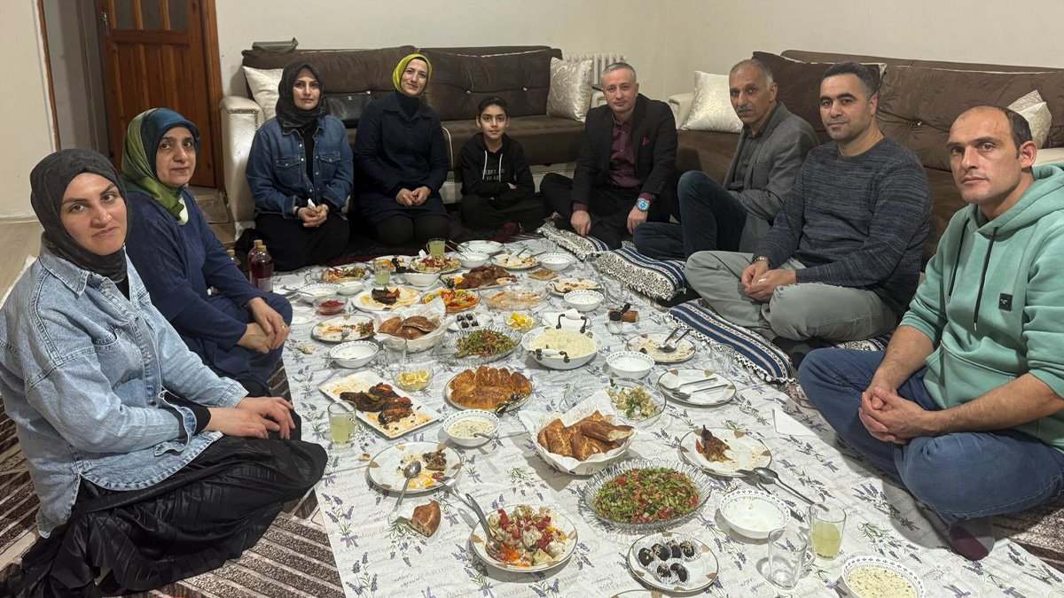 Ağrı Milli Eğitim Müdürü Kökrek, öğrenci ailesinin iftar sofrasına konuk oldu