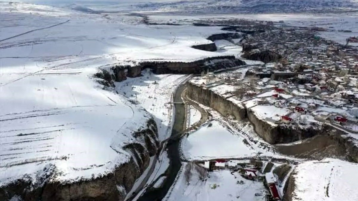 Bahar bekleniyordu, Diyadin’e yeniden kar yağdı