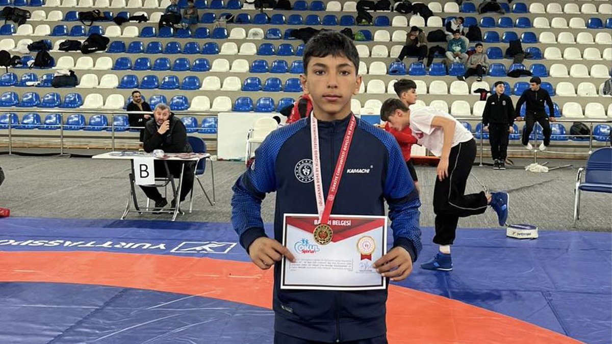 Ağrılı Güreşçi Berat Çelik Rize’de 44 Kiloda Şampiyon Oldu