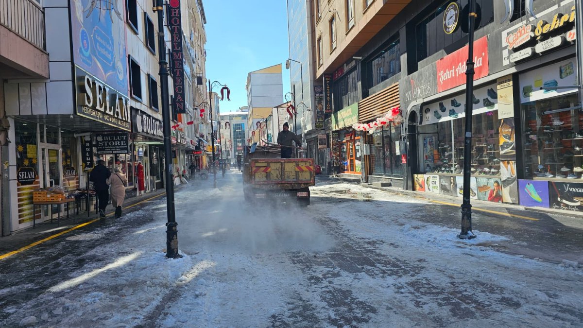 Ağrı’da kar yağışı sonrası belediye ekipleri kent genelinde temizlik çalışması başlattı