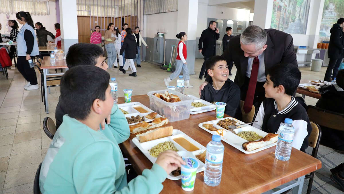 Ramazan Sofrasında Öğrencilerle Buluşan Müdür Hasan Kökrek’ten Dikkat Çeken Tavsiye