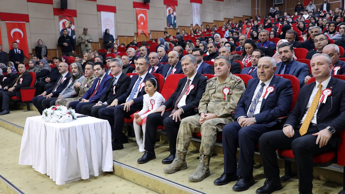 İstiklal Marşı’nın kabulünün 105. yılı Ağrı’da şiir ve tiyatro gösterileriyle anıldı