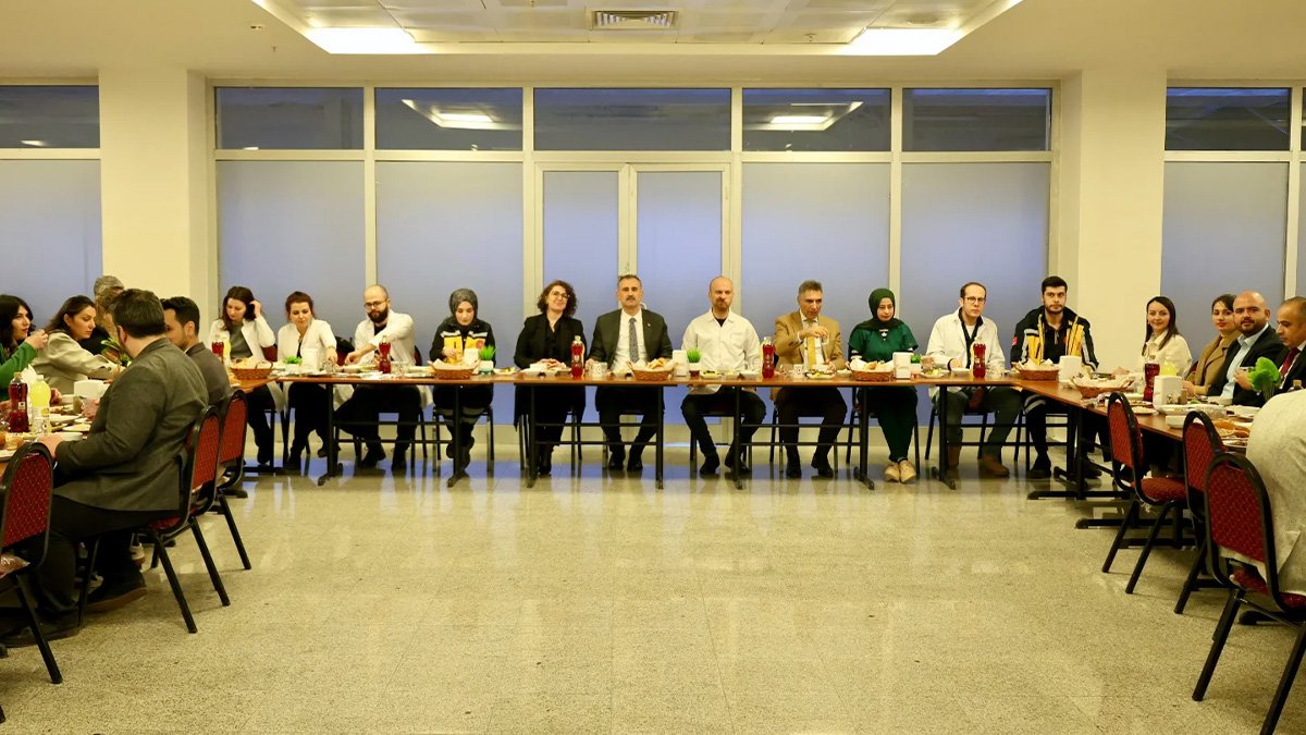 Ağrı Valisi Bozkurt, Tıp Bayramı’nda sağlık çalışanlarıyla iftarda buluştu