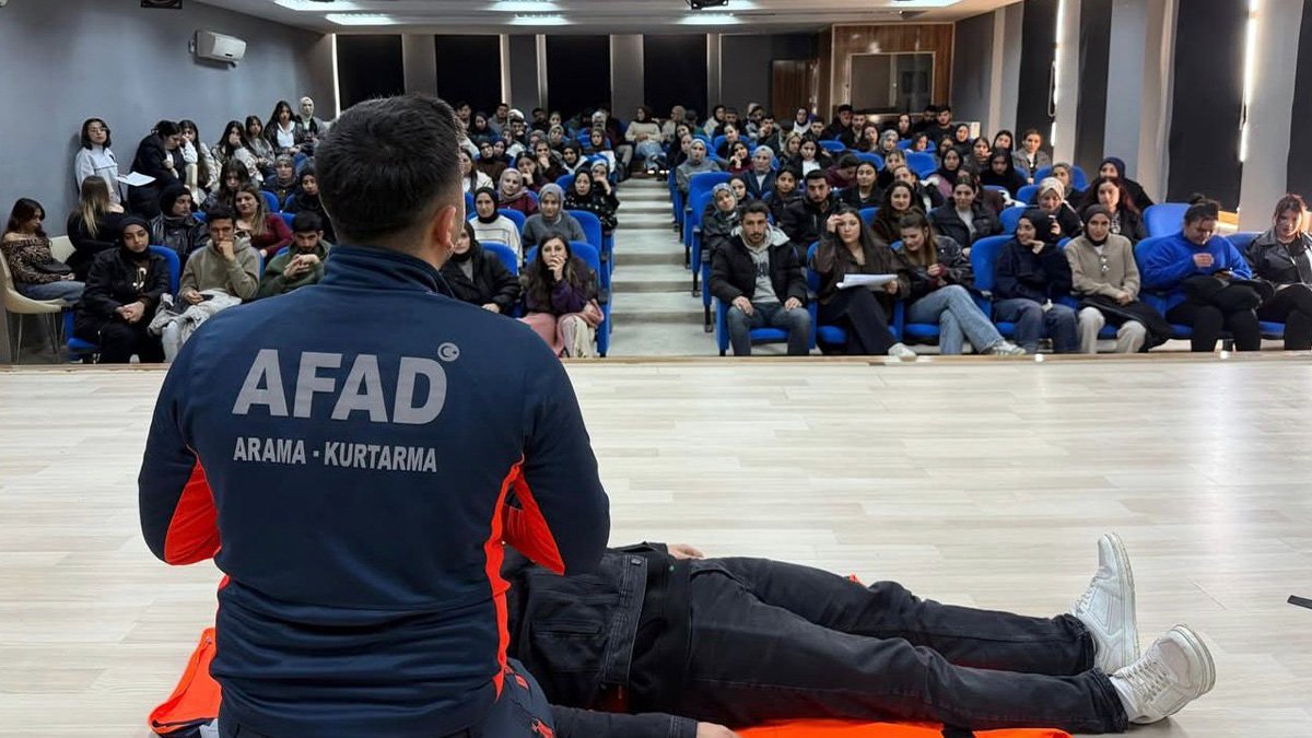 Ağrı’da öğrencilere AFAD gönüllüsü eğitimi: Afet anında doğru müdahale anlatıldı
