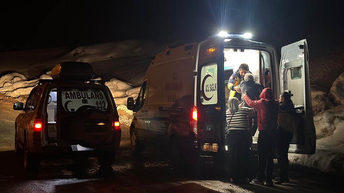 Ağrı’da karla kaplı köy yolunda zamanla yarış: Sağlık ekipleri hastayı hastaneye yetiştirdi