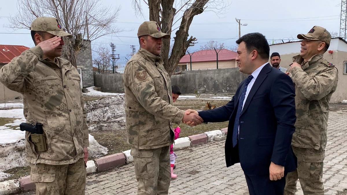 Patnos Kaymakamı Burak Dertlioğlu’ndan jandarma birimlerine bayram ziyareti