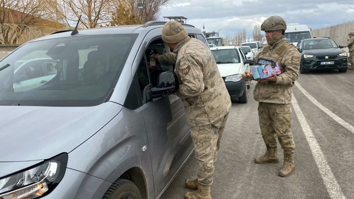 Diyadin’de Bayram Denetiminde Sürücülere Uyarı, Çocuklara Hediye