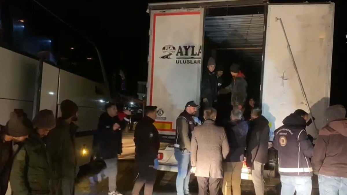 Ağrı’dan İstanbul İstikametine Giden Mühürlü Tırın Dorsesinden 75 Göçmen Çıktı