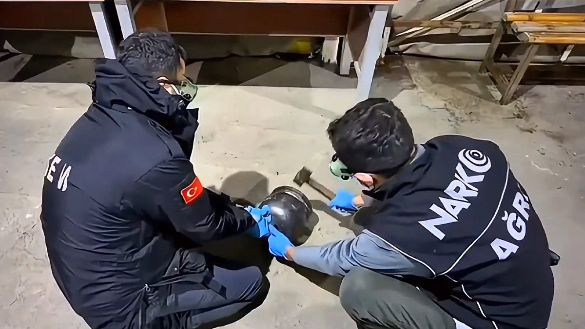 Ağrı’da Sınır Operasyonu: İran’dan Gelen Araçta 108 Paket Metamfetamin Yakalandı