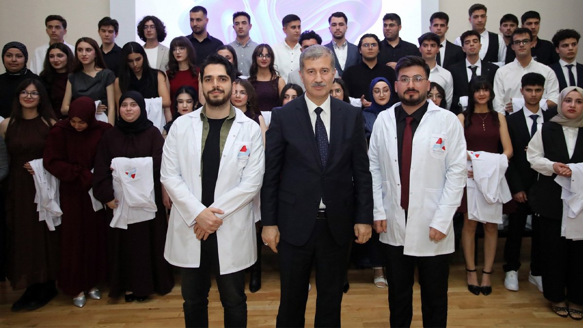 AİÇÜ’de geleceğin doktorları ilk kez beyaz önlük giydi