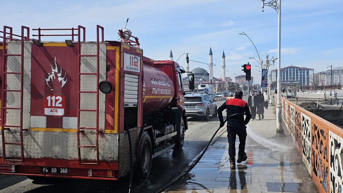Ağrı’da yol ve kaldırım yıkama çalışmaları sürüyor