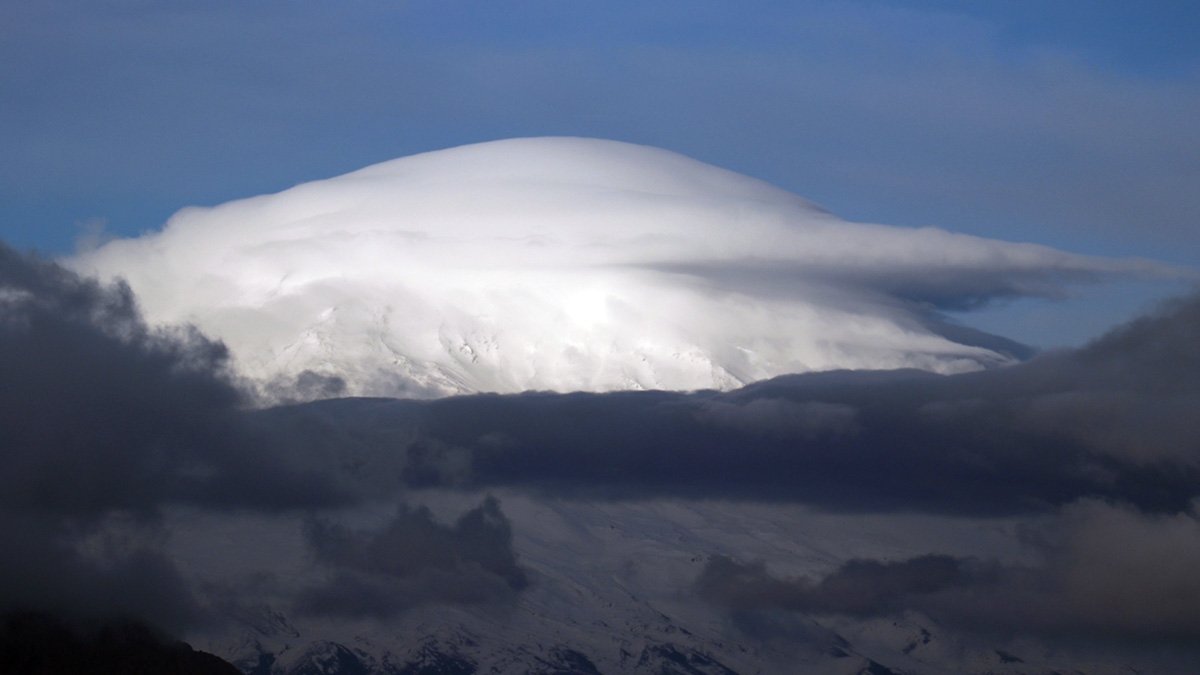 Ağrı Dağı Zirvesinde Nadir Görülen Mercek Bulutu Oluştu